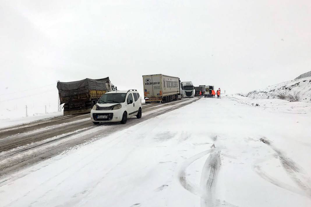 Ardahan-Posof yolunda ulaşıma kar engeli 1